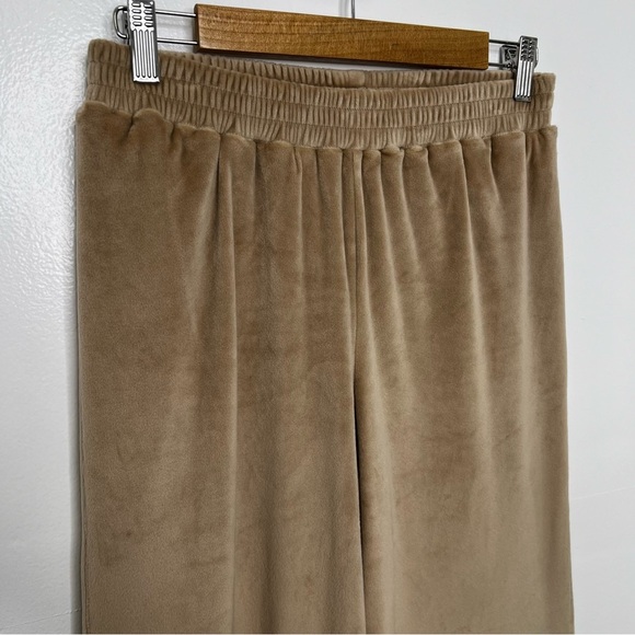 SKIMS Sienna White Leg Velour Track Pants - Picture 3 of 6